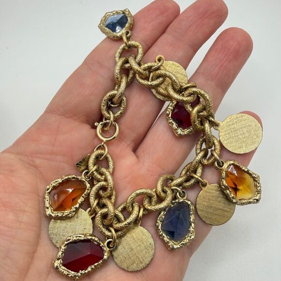Vintage Emmons gold tone metal and glass "charm" bracelet! - Picture 2 of 14